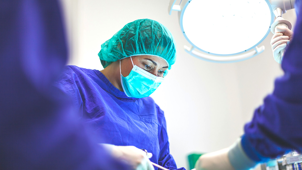 Operierendes Team während eines chirurgischen Eingriffs im OP