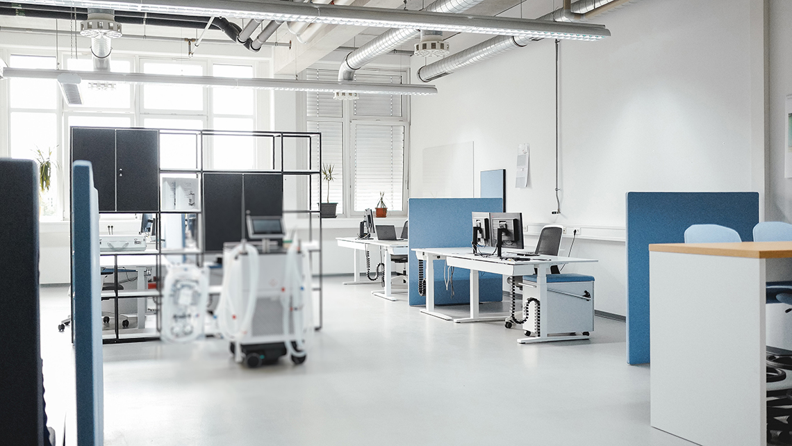 Heller und moderner medizinischer Labor- oder Behandlungsraum
